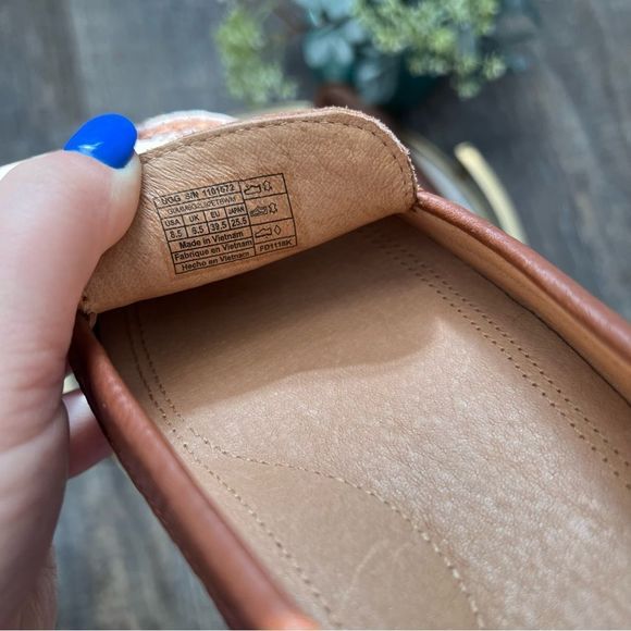 Sz 8.5M Ugg Brown Leather Loafers - Picture 8 of 9